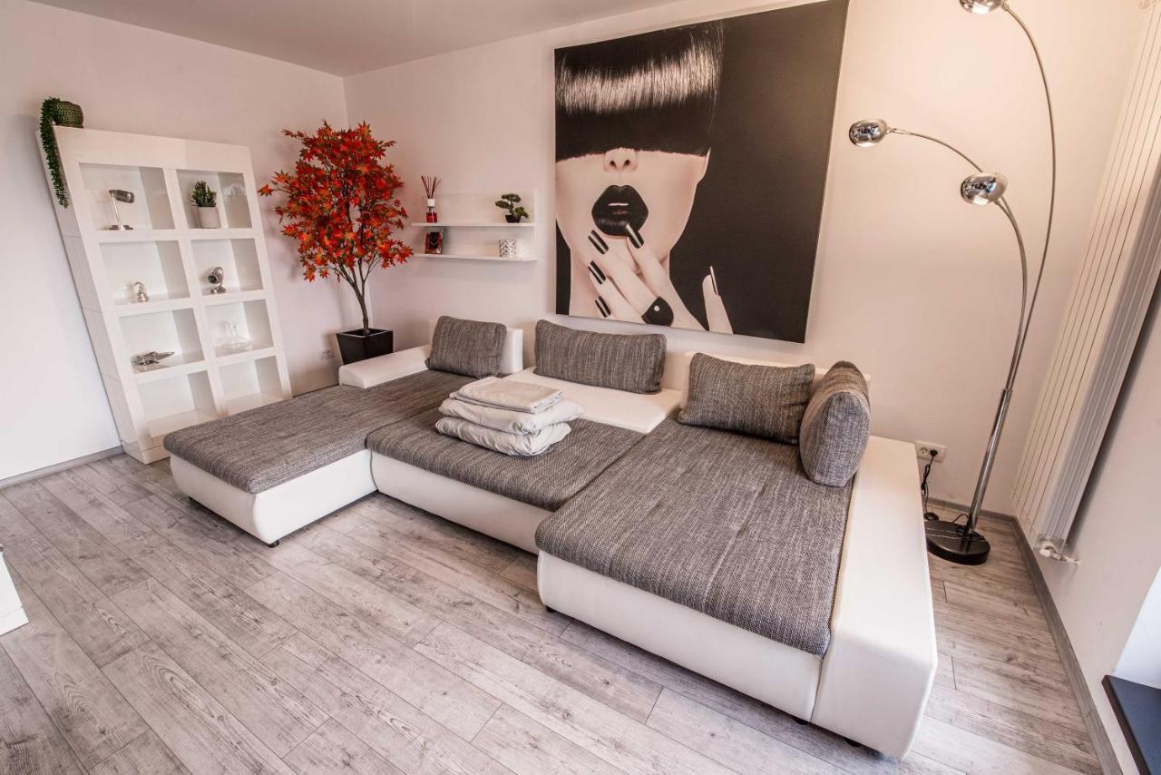 2-Room Penthouse Plaza Residence P1 Boekarest Buitenkant foto