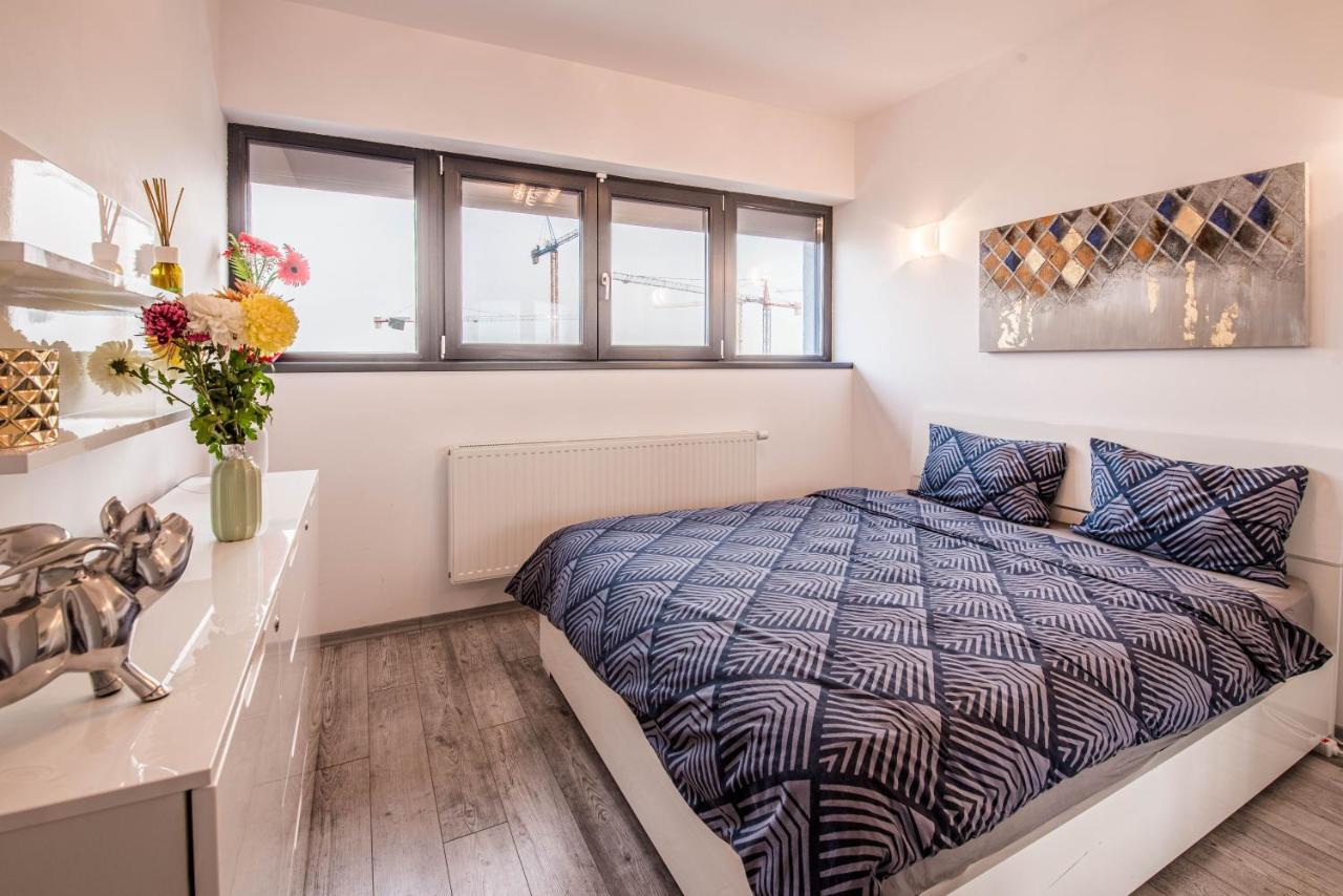 2-Room Penthouse Plaza Residence P1 Boekarest Buitenkant foto