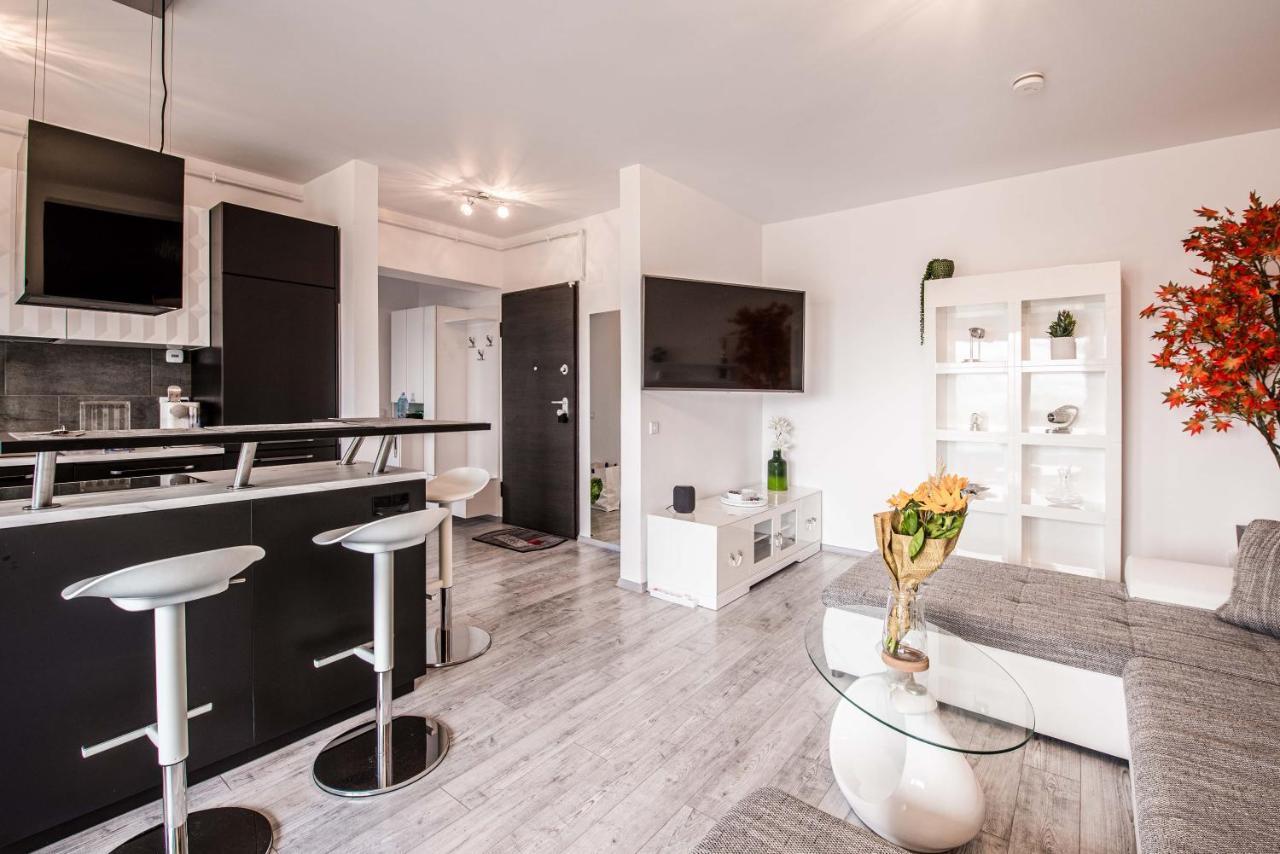 2-Room Penthouse Plaza Residence P1 Boekarest Buitenkant foto